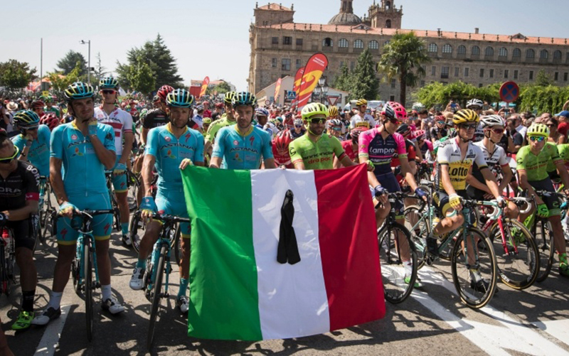 Corridori alla Vuelta 2016 commemorano le vittime del terremoto in Italia