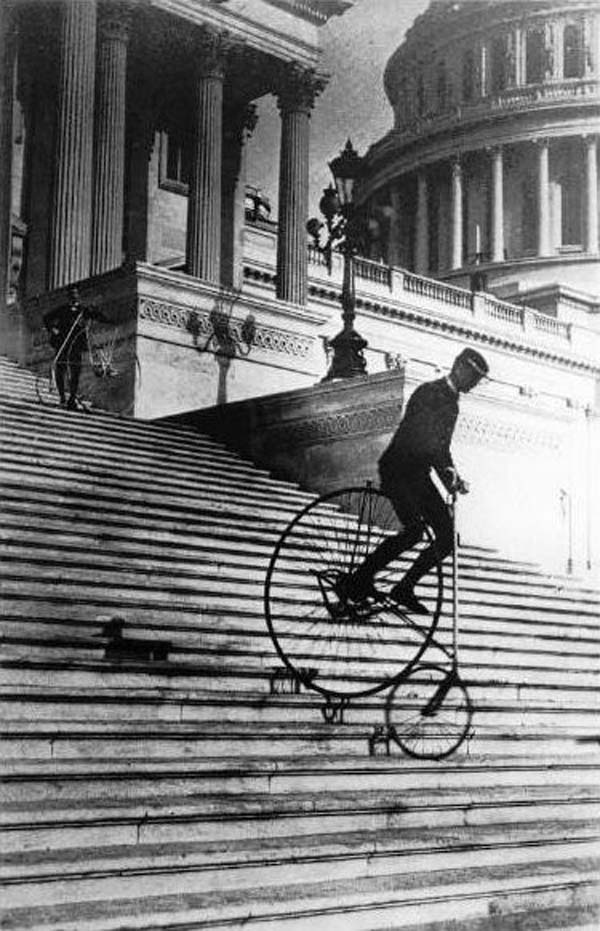 Will Robertson in velocipede giù dalla scalinata del Campidoglio nel 1885