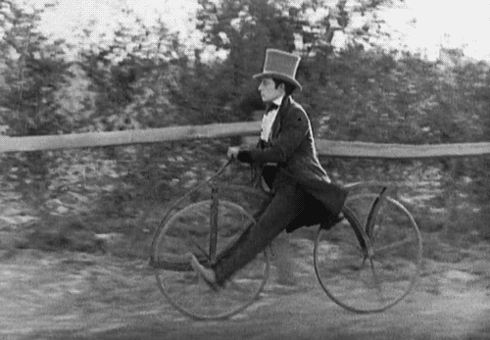 Buster Keaton su una draisina