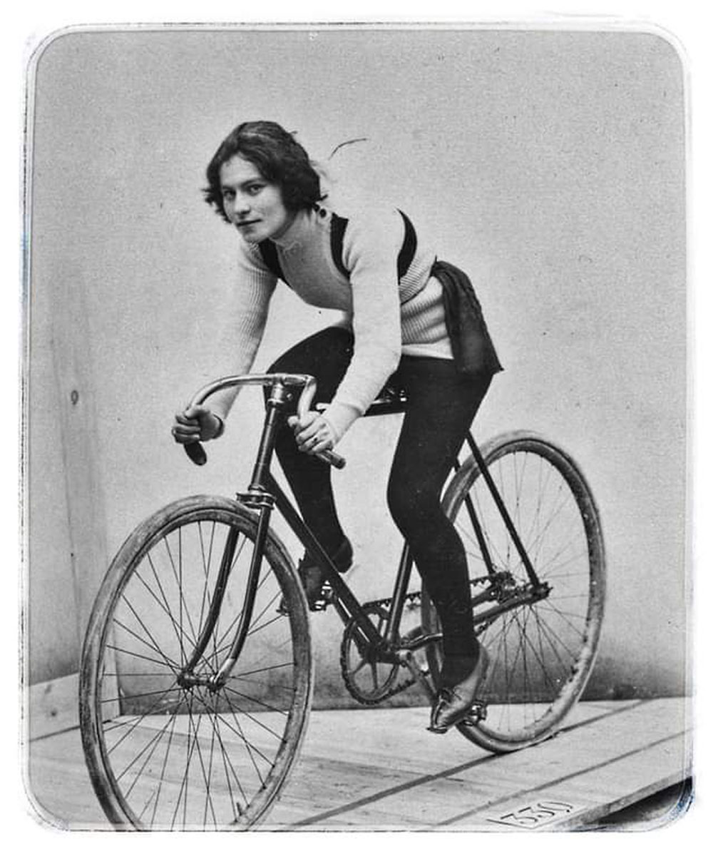 Gabrielle Eteogella a Parigi tra il 1896 e il 1897