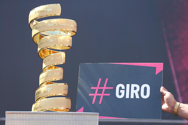 L'hashtag del Giro d'Italia e il Trofeo senza Fine