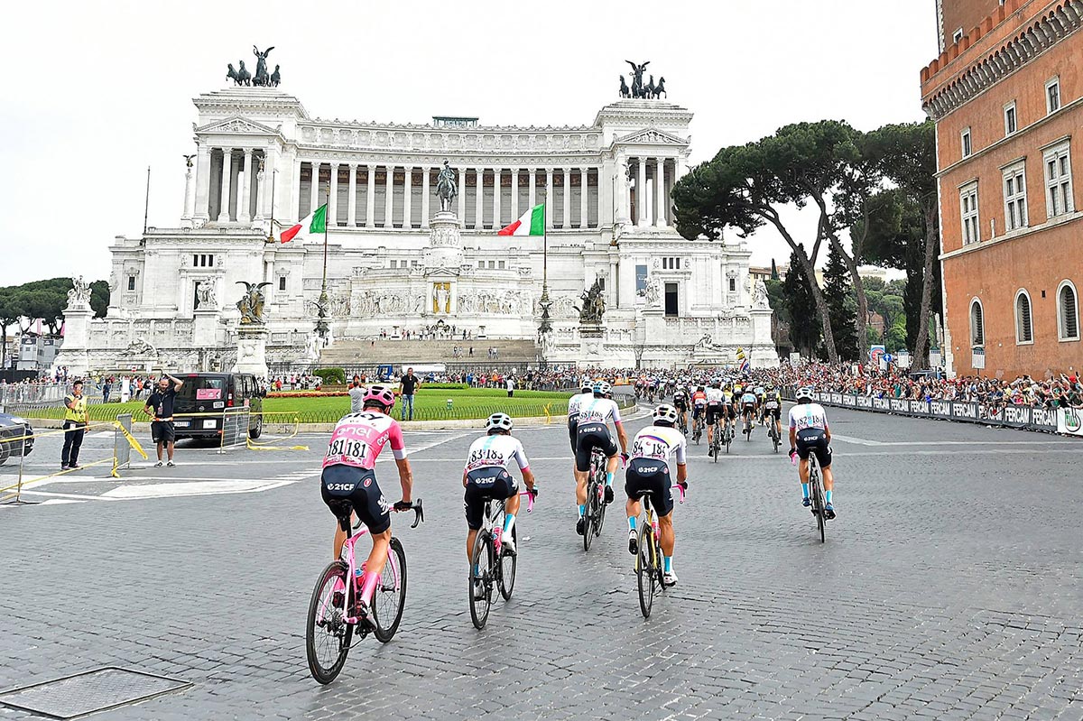 Il Giro 2018 sfila sotto l'Altare della Patria