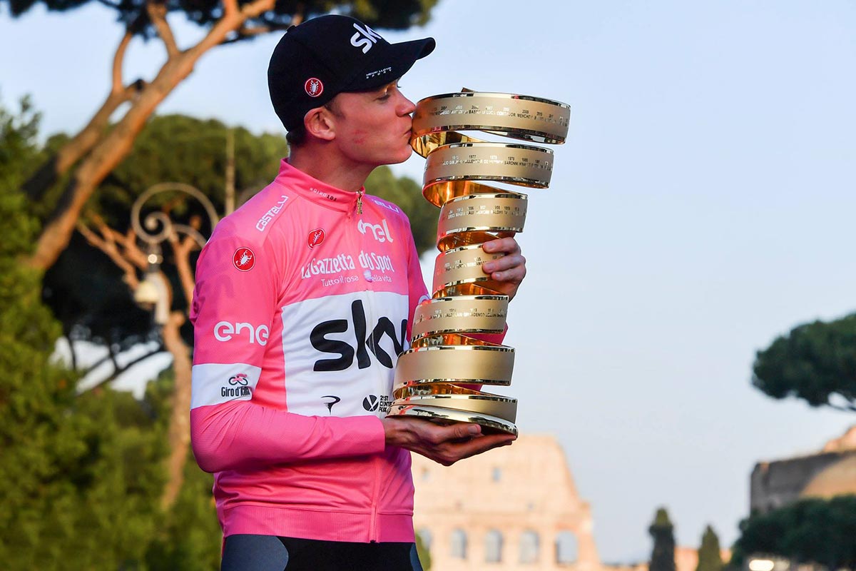 Froome con il Trofeo Senza Fine al Giro 2018
