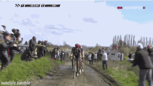 Sgana resta in piedi dopo la caduta di Cancellara alla Parigi-Roubaix 2016