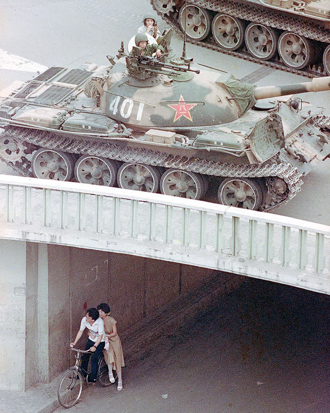 La coppia in bici nascosta sotto un ponte di Pechino nel giugno del 1989
