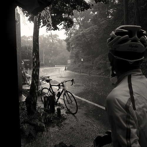 Ciclista sotto la pioggia