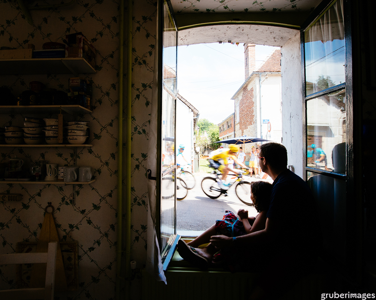 Chris Froome passa davanti a una finestra al Tour 2017